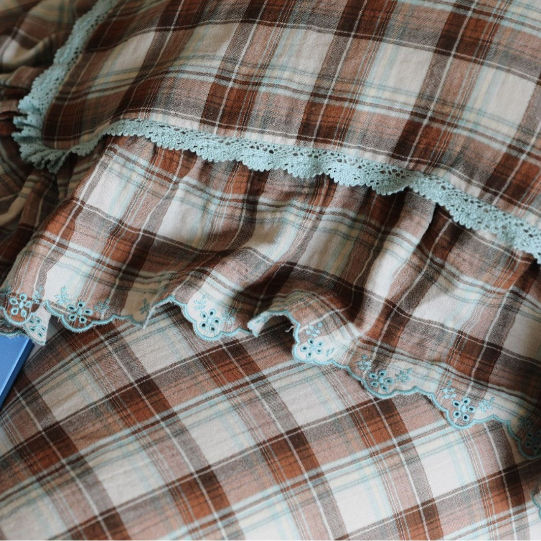 Checked cozy bed linen set made of brushed cotton flannel with ruffle hem