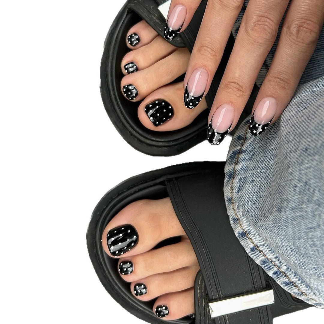 Acrylic nail set with modern black-and-white design Stornfield
