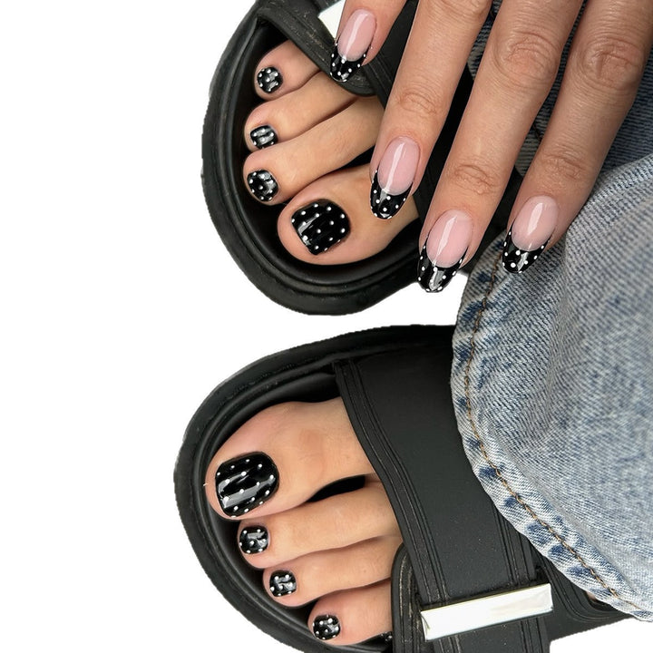 Acrylic nail set with modern black-and-white design Stornfield
