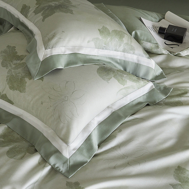 Bedding set made of cotton satin with large floral print and fine hem