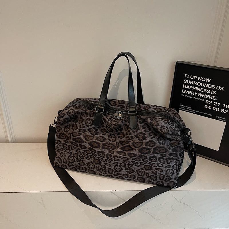 Weekend travel bag in fashionable leopard pattern Stornfield