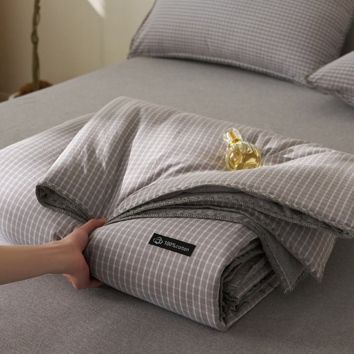 All-season quilted comforter made of pure cotton with a fine trim