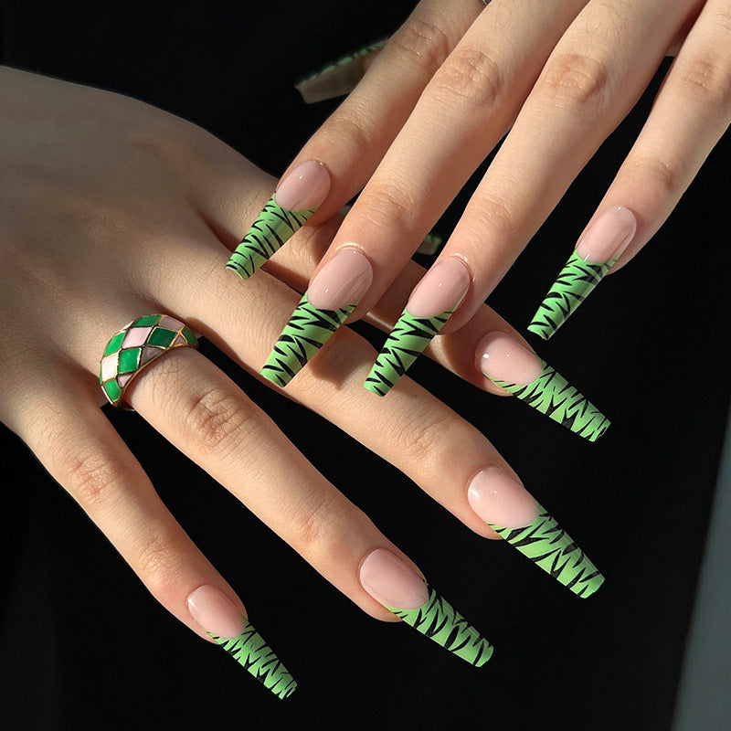 Artistic fingernails with trendy zebra design Stornfield