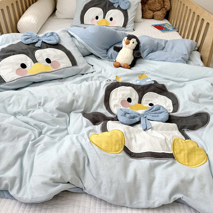 Children's crib bedding set with appliquéd lion motif and breathable cotton muslin