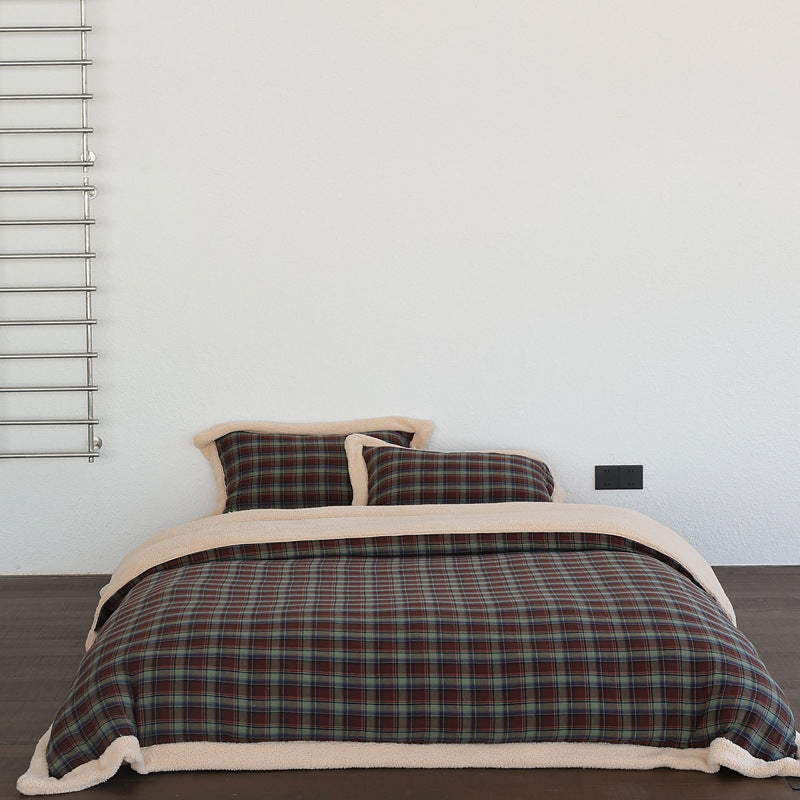 Bedding set made of cozy checkered flannel with teddy fleece edge