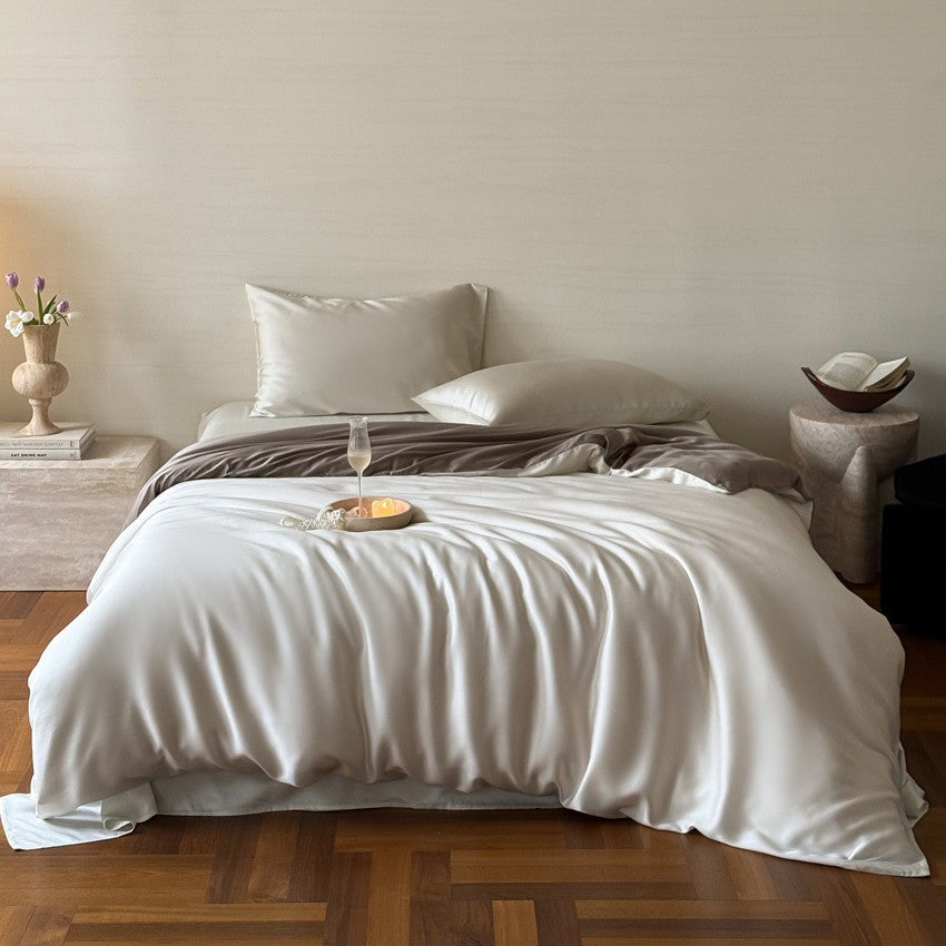 Luxurious satin bedding set with a silky-smooth surface, reversible function and hotel closure
