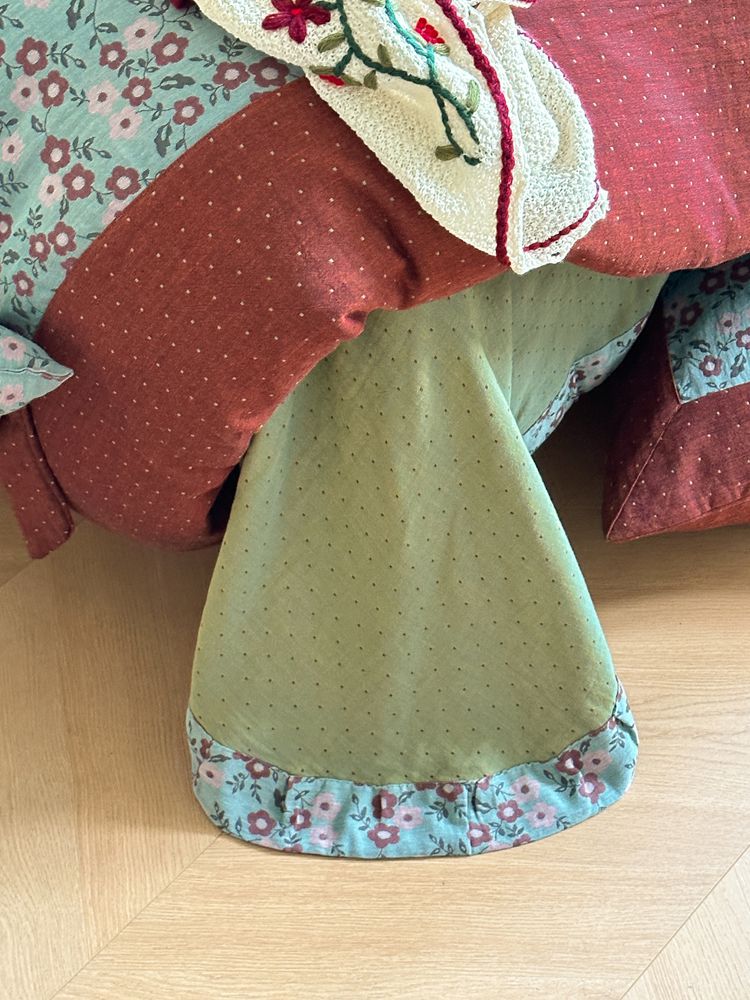 Luxurious reversible bedding set with bow details
