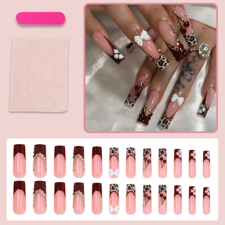 Artificial nail set with extravagant designs Stornfield