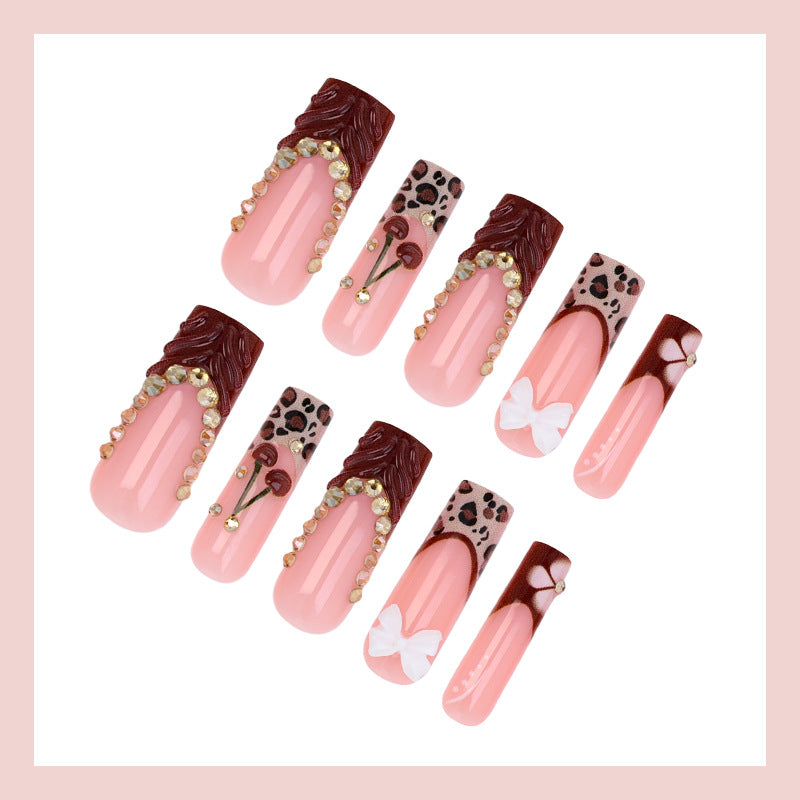 Artificial nail set with extravagant designs Stornfield