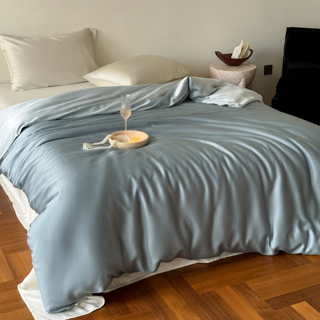 Luxurious satin bedding set with a silky-smooth surface, reversible function and hotel closure