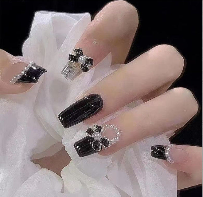 Glamorous nail art with pearls and glitter Stornfield