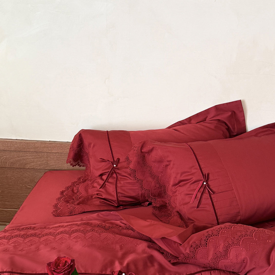 Romantic satin bedding set with lace trim, pleated detail and satin bows