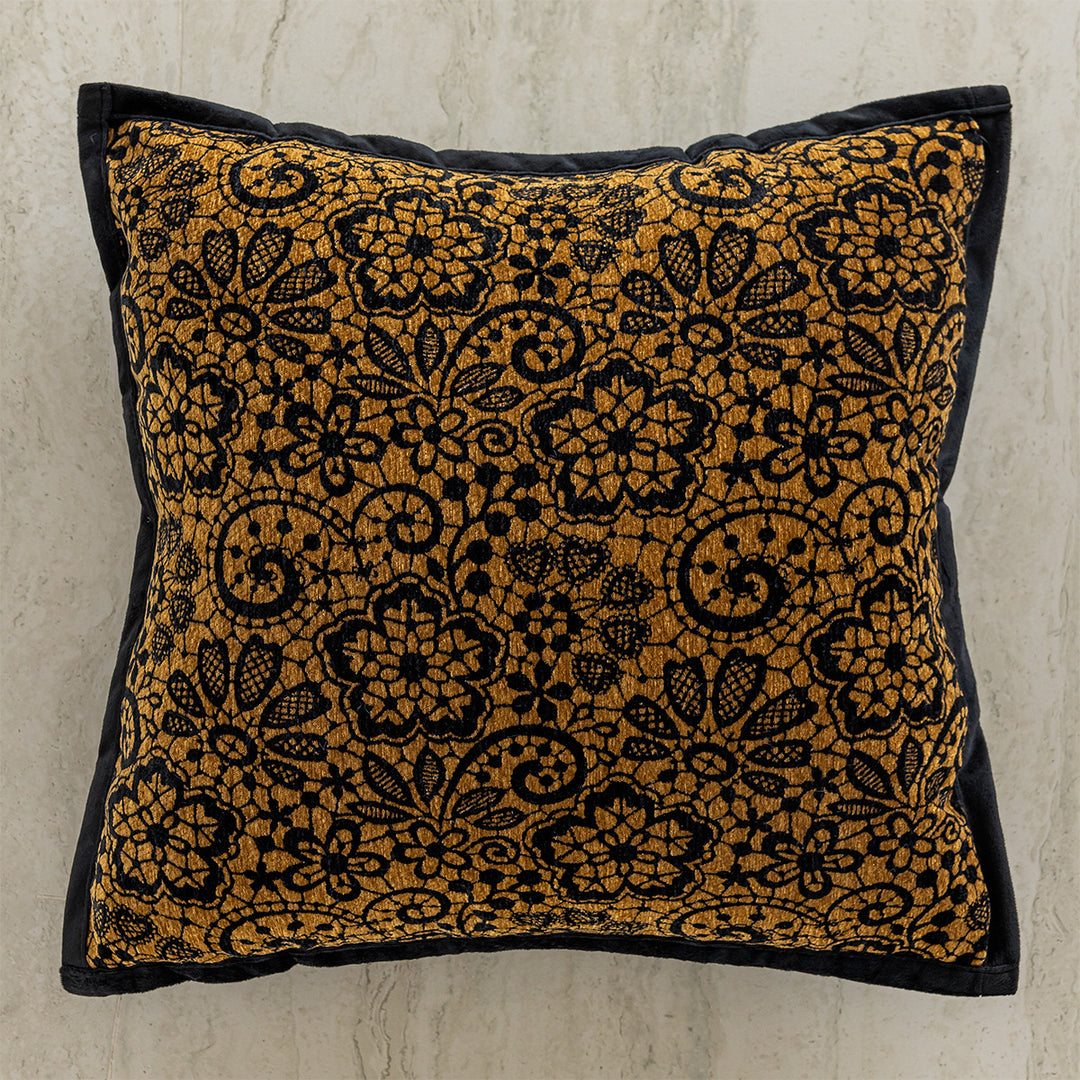 Luxurious cushion with panther design
