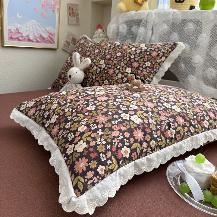 Women Cozy Bedspread with Playful Floral Pattern Stornfield