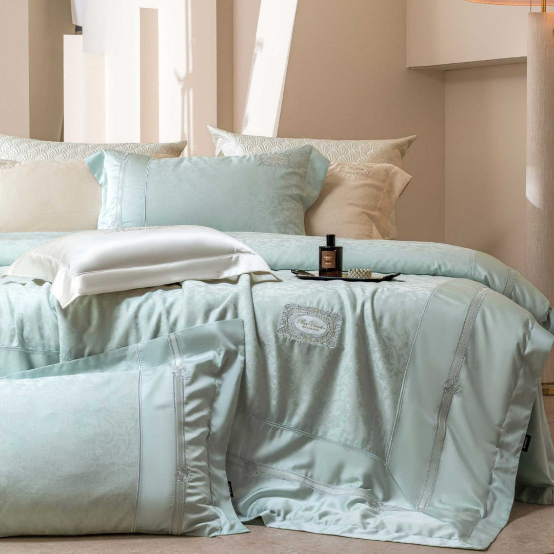 Luxurious cotton satin bedding set with damask jacquard, satin edge and embroidered medallion