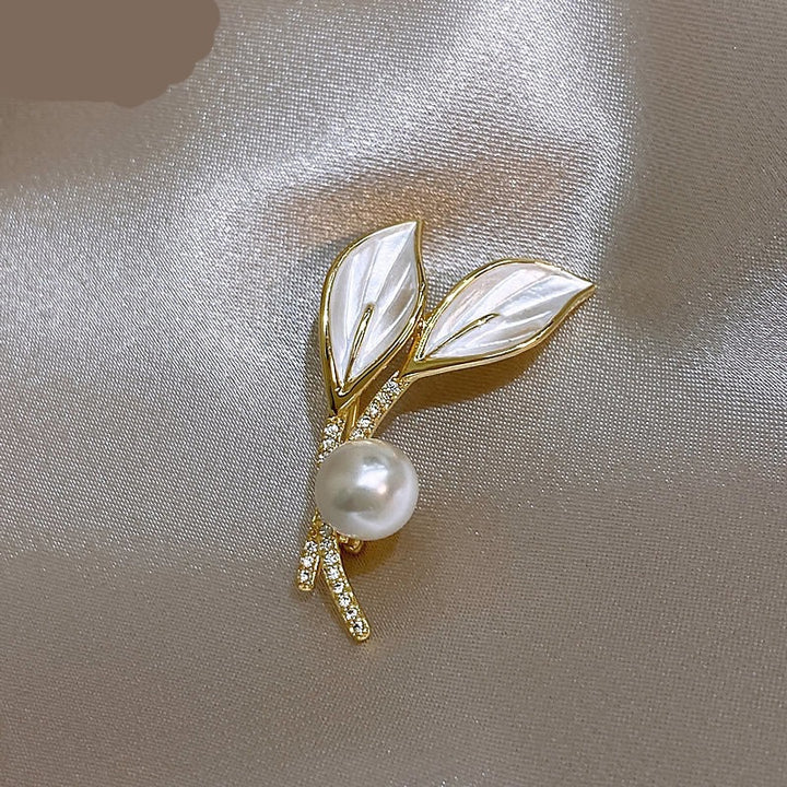 Elegant brooch with pearl and rhinestone details Stornfield