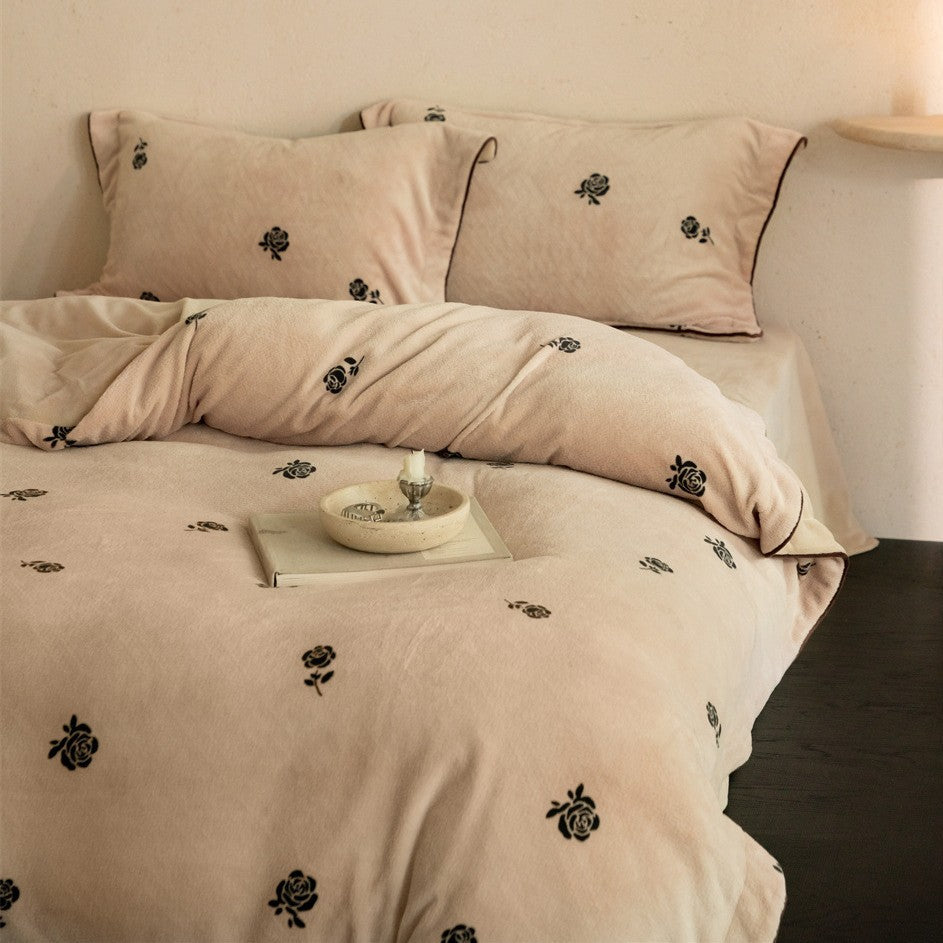 Microfleece bedding set with embroidered rose appliqués