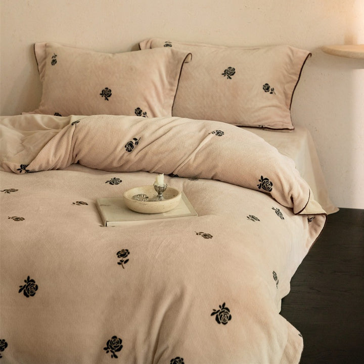 Microfleece bedding set with embroidered rose appliqués