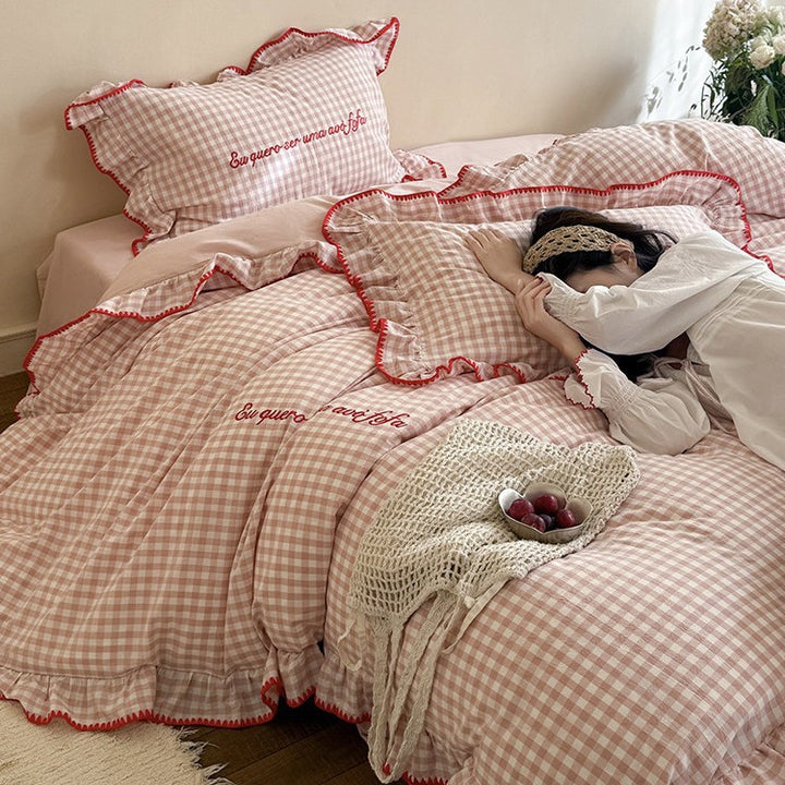 Romantic checkered bedding set with ruffle, frill edge and embroidered decorative detail