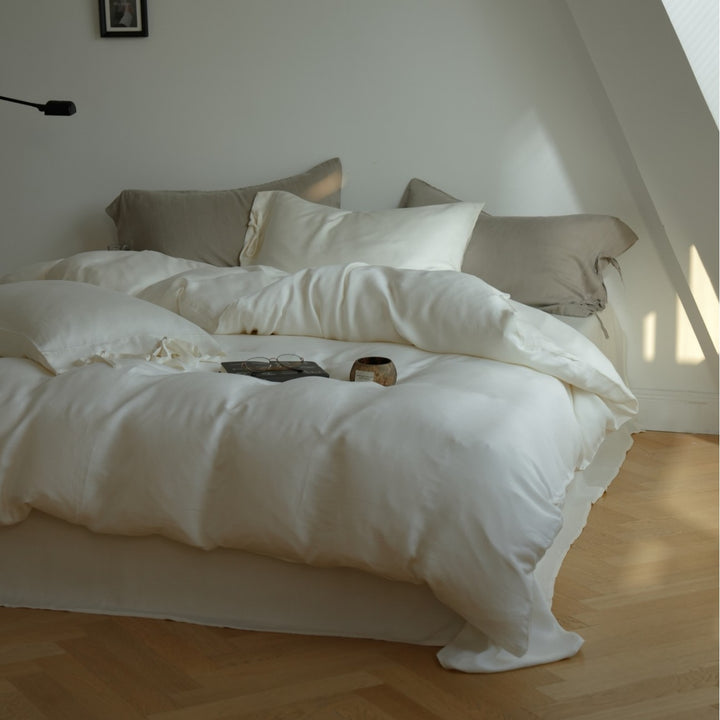 Bedding set made of finely woven cotton satin with ties, fitted sheet, and quilted blanket