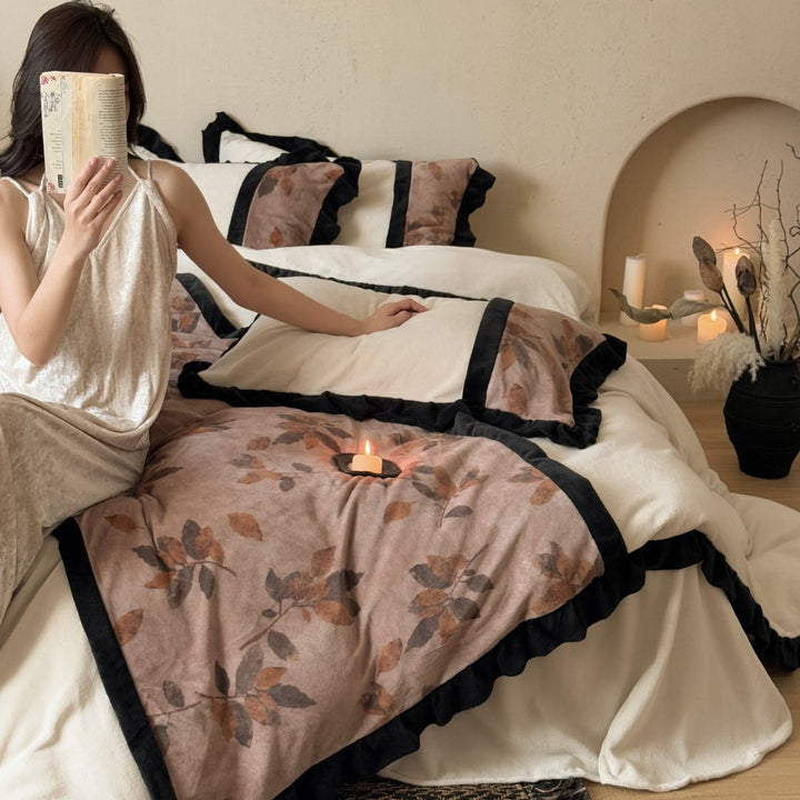 Bedding set with floral print and decorative ruffles