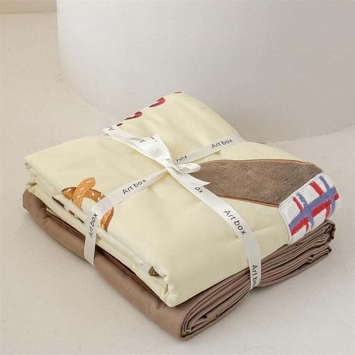 Bedding set made of cotton satin with embroidered baker motif