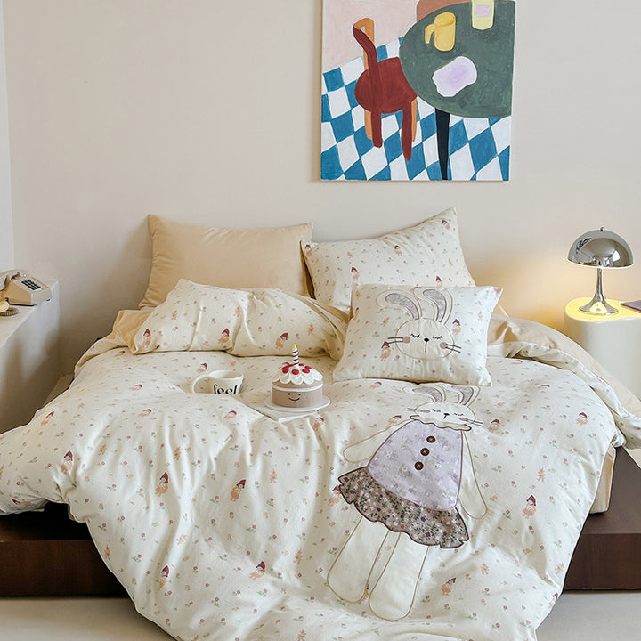 Bedding set with appliquéd doll motif and star pattern