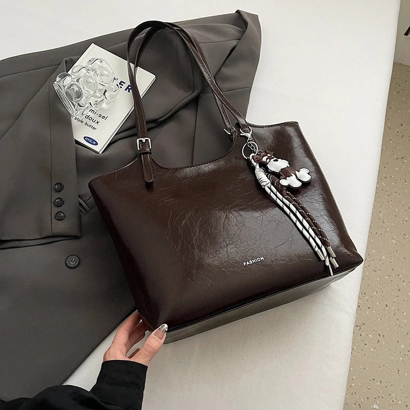 Luxurious Textured Leather Tote Stornfield