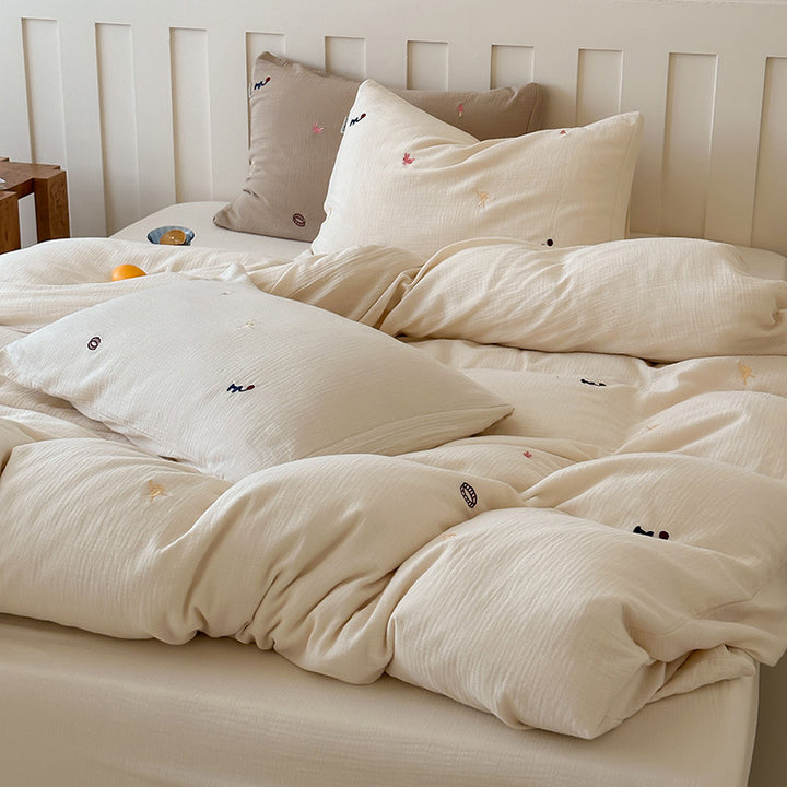 Bedding set made of cotton muslin with subtle embroidery patterns and extra-soft quilted texture