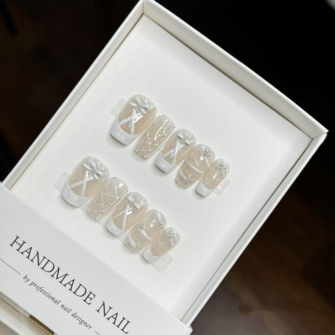 Handmade Decorative Press-On Nail Art Set with Unique Design Accents