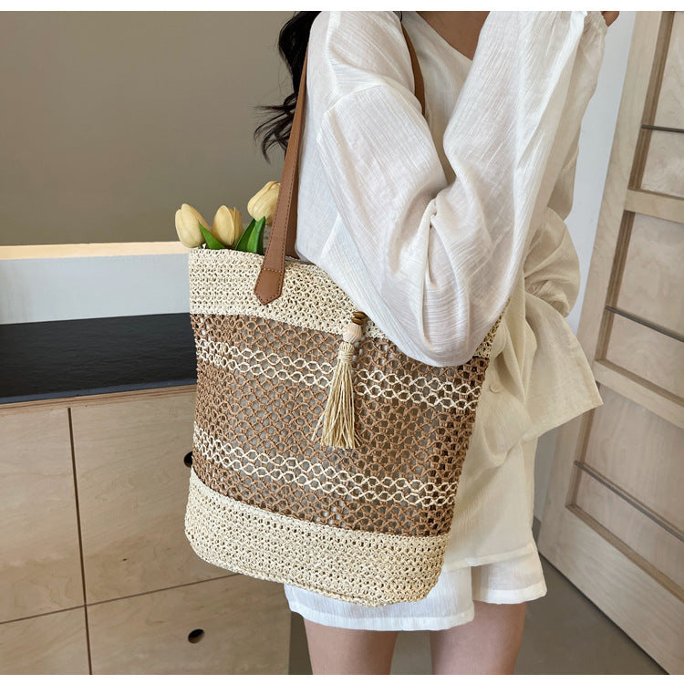 Braided tote bag with decorative fringes Stornfield