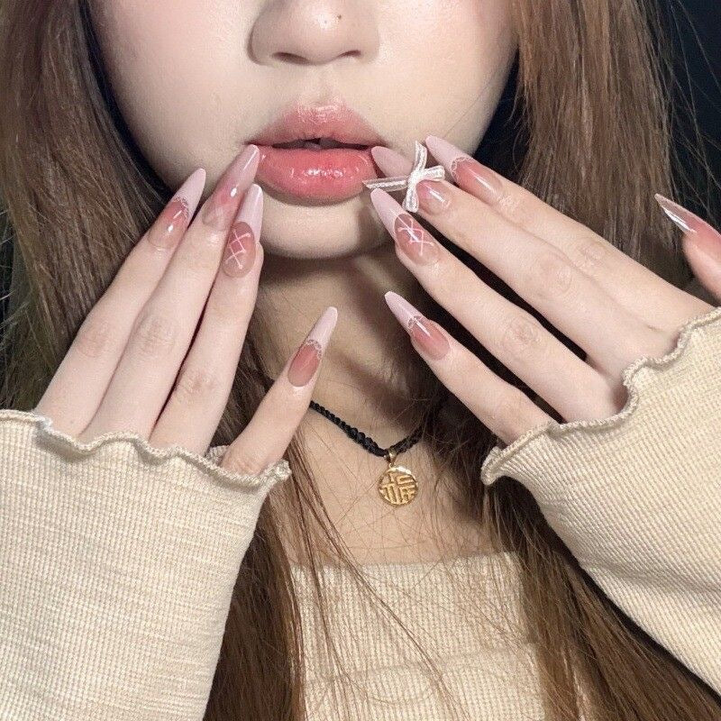 Artificial nails with elegant playful design