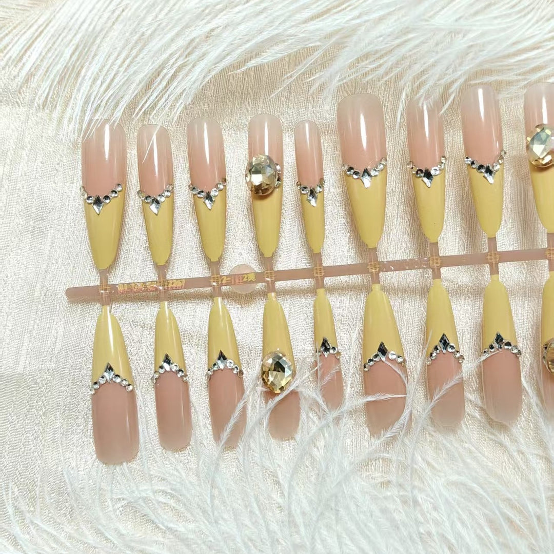 Artificial nails with elegant 3D applications and glitter Stornfield