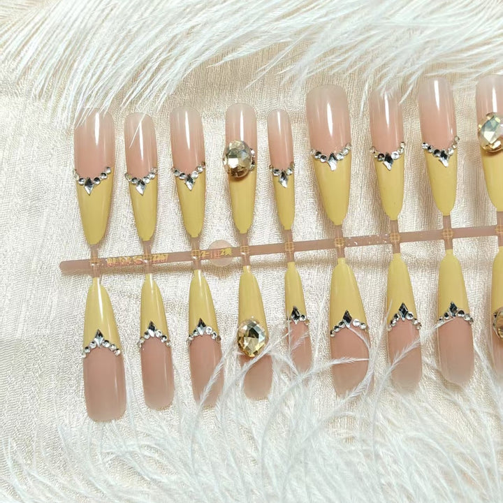Artificial nails with elegant 3D applications and glitter Stornfield