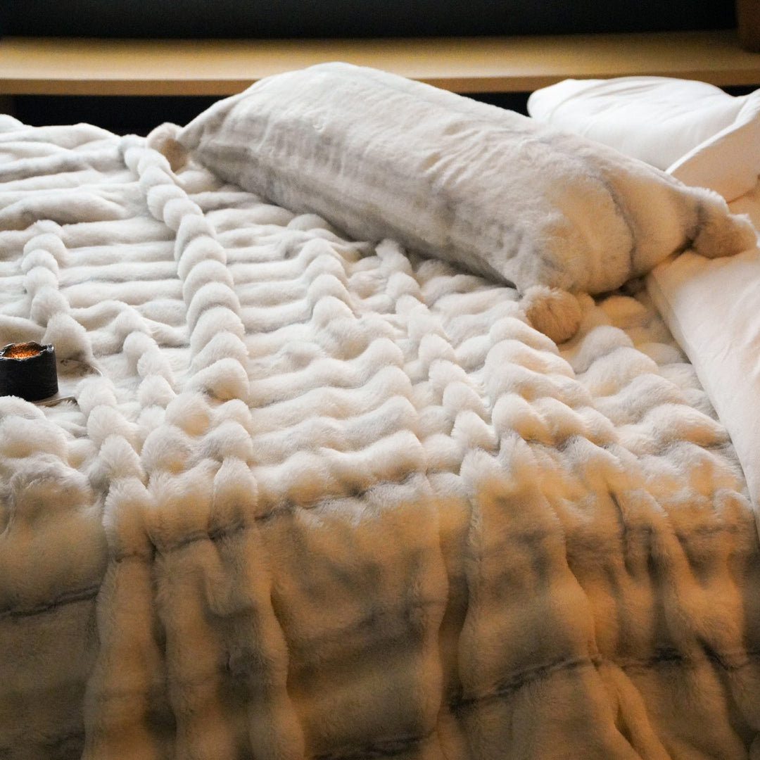 Luxurious Reversible Fleece Blanket made of Faux Fur with Quilted Wave Pattern