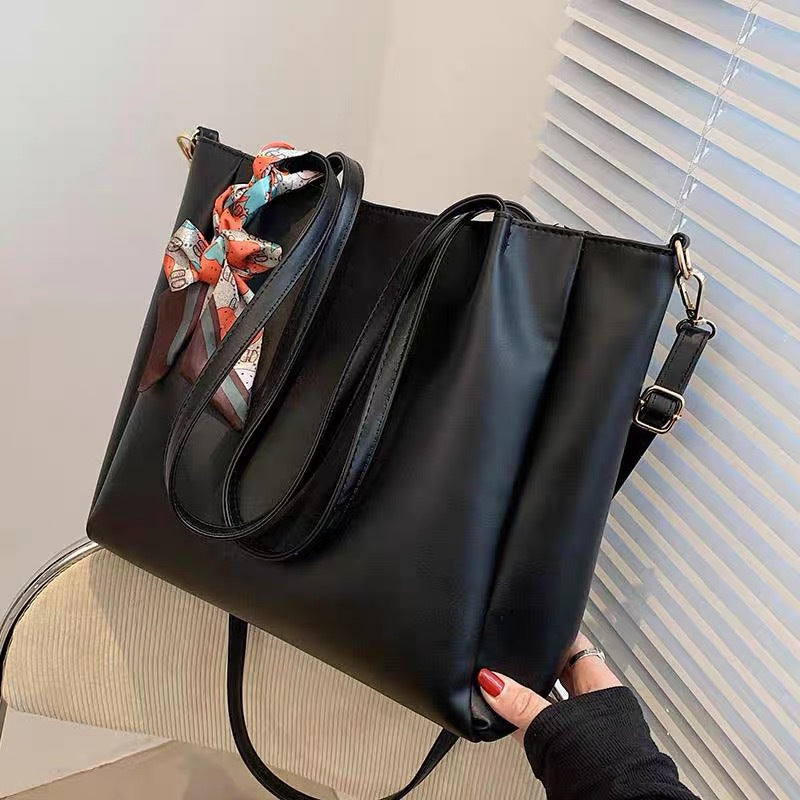 Modern Handbag with Adjustable Shoulder Strap Stornfield