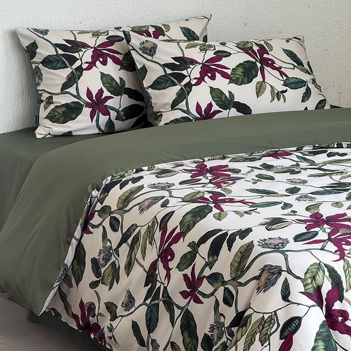 Bedding set made of cotton satin with botanical print and reversible function