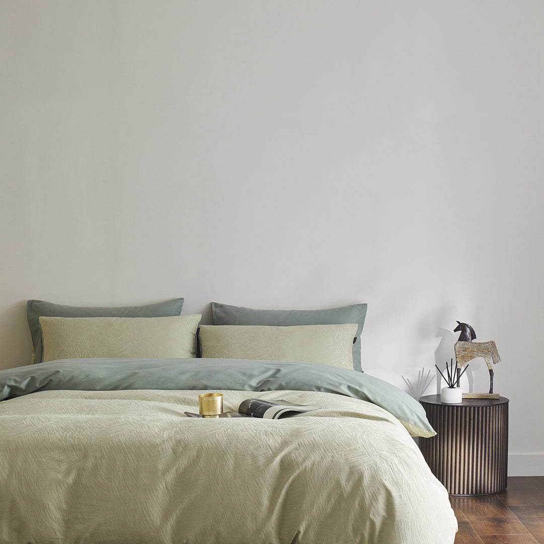 Reversible cotton percale bedding set with fine relief texture and additional pillowcases
