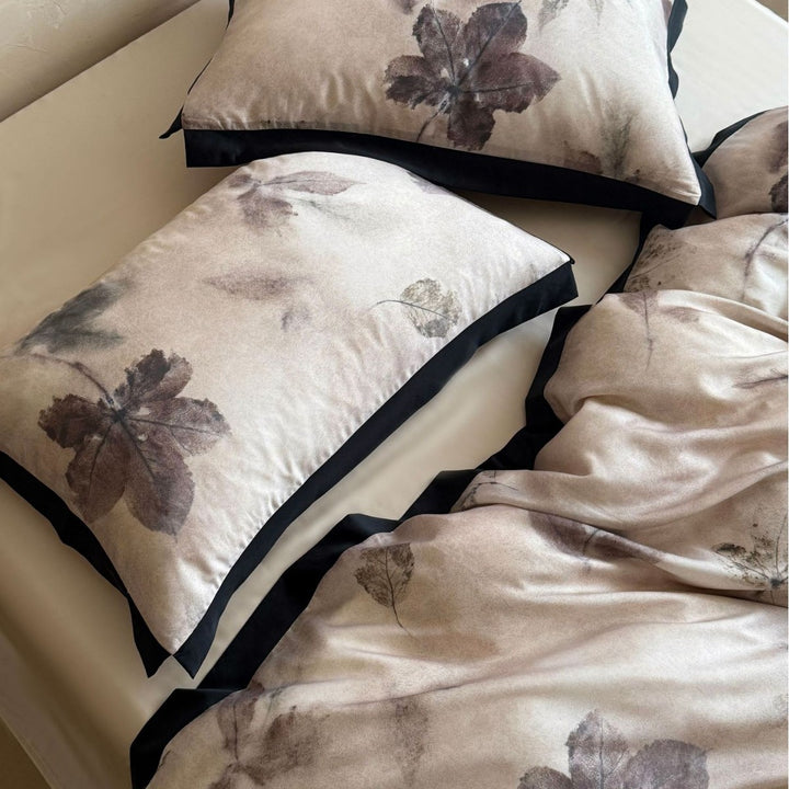 Bedding set made of fine cotton satin with a watercolor flower print and contrast piping