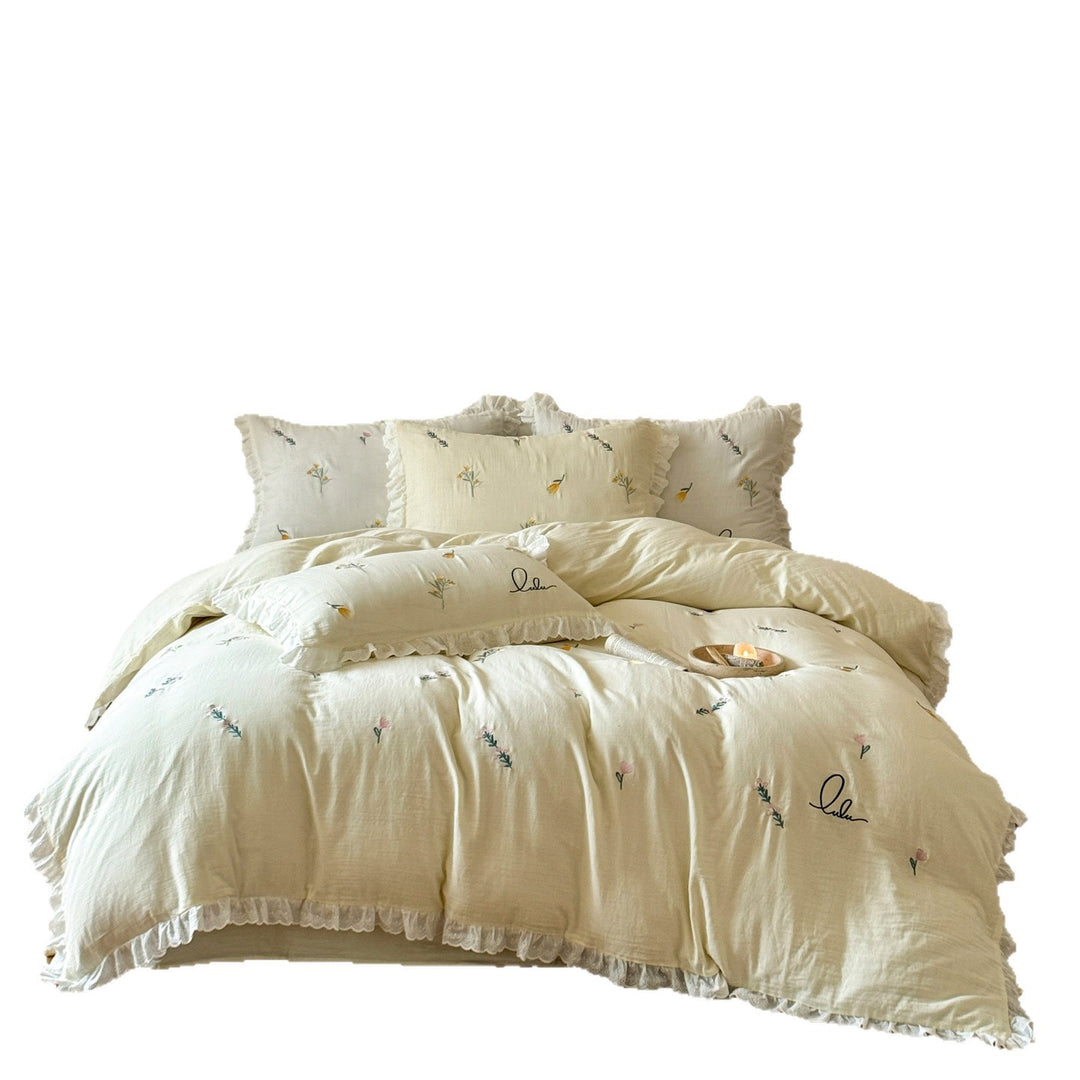Bedding set made of washed linen-cotton blend with lace ruffle and delicate floral embroidery
