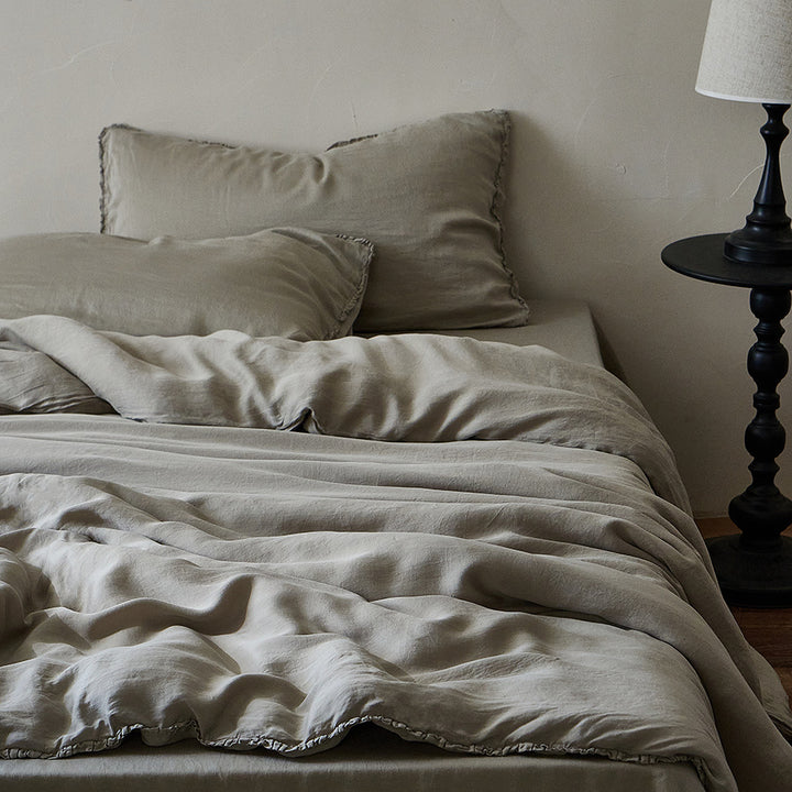 Linen bedding set with ruffled hem