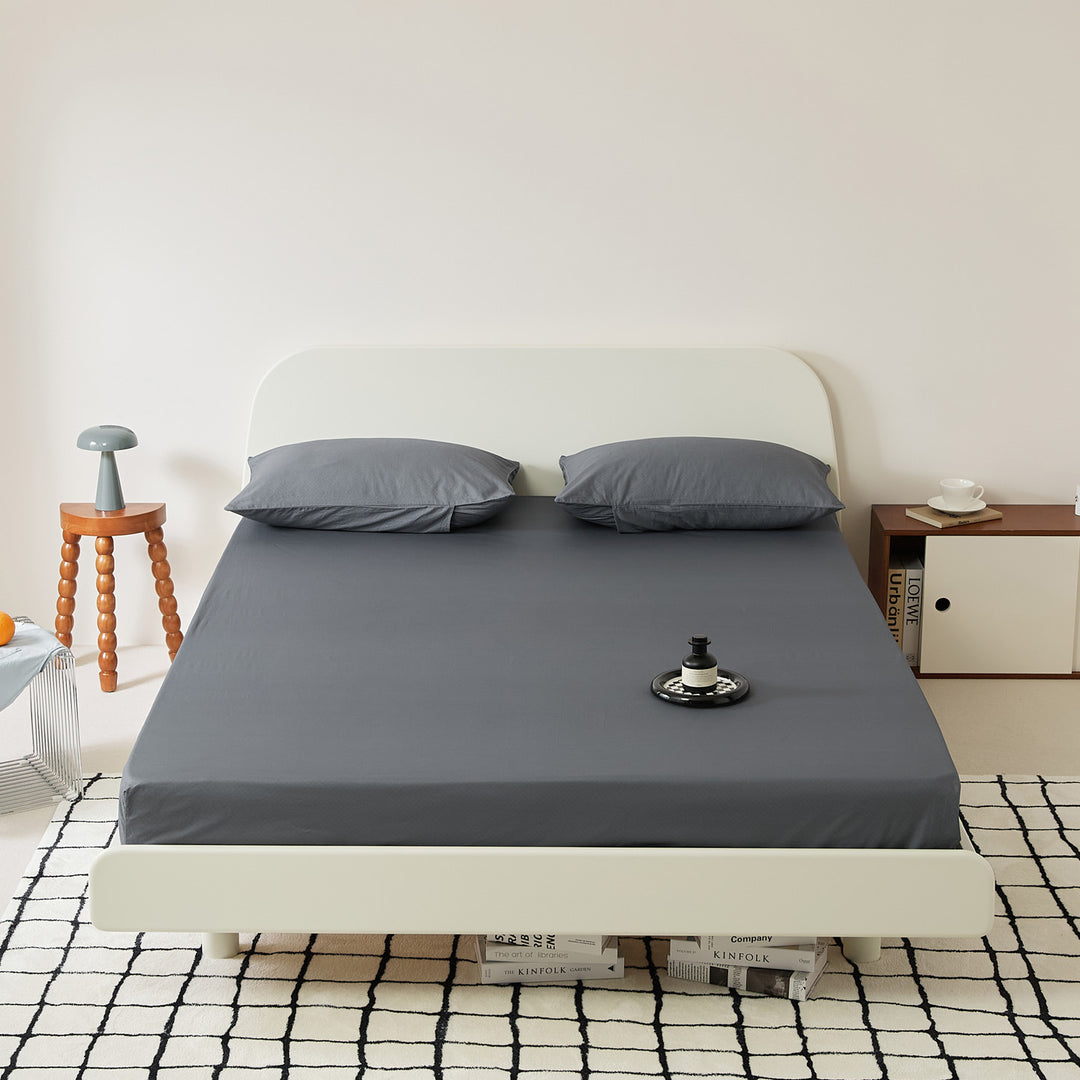 Fitted sheet with extra deep hem and elastic all-round cover