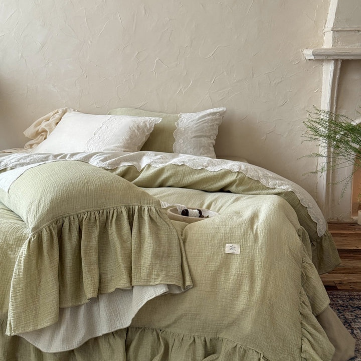 Linen look bedding set with tiered ruffle and lace border