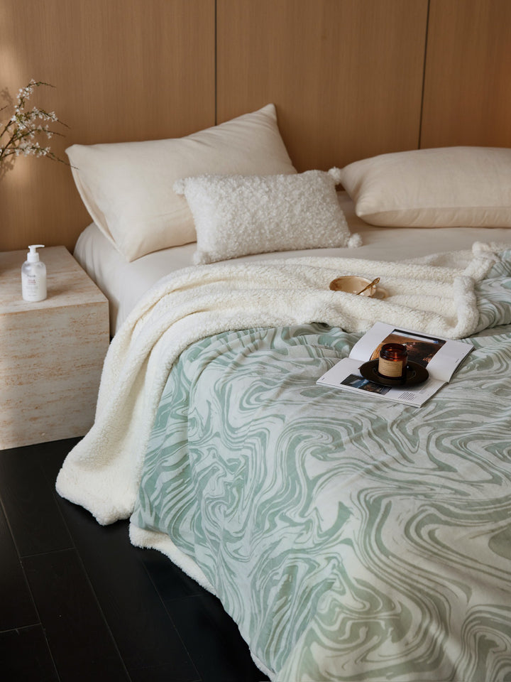 Cozy reversible blanket with Sherpa fleece and textured surface