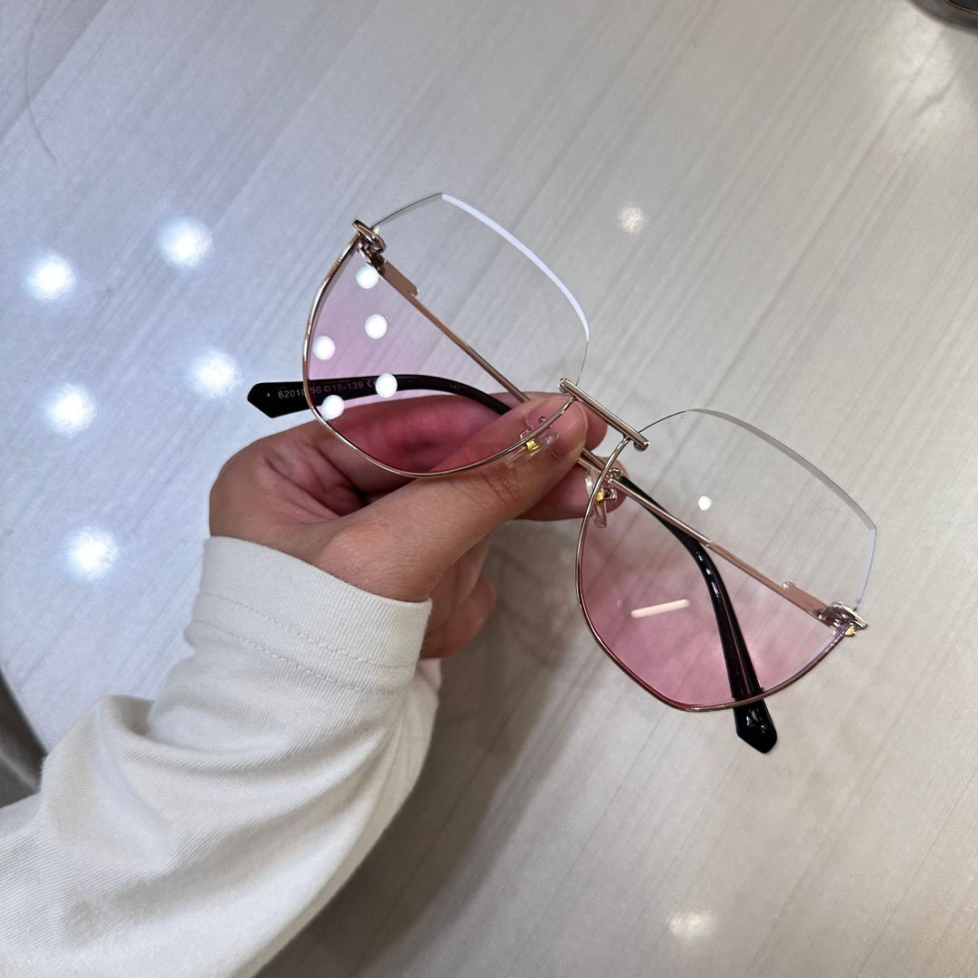Women's sunglasses with an elegant, wide frame and luxurious accents Stornfield