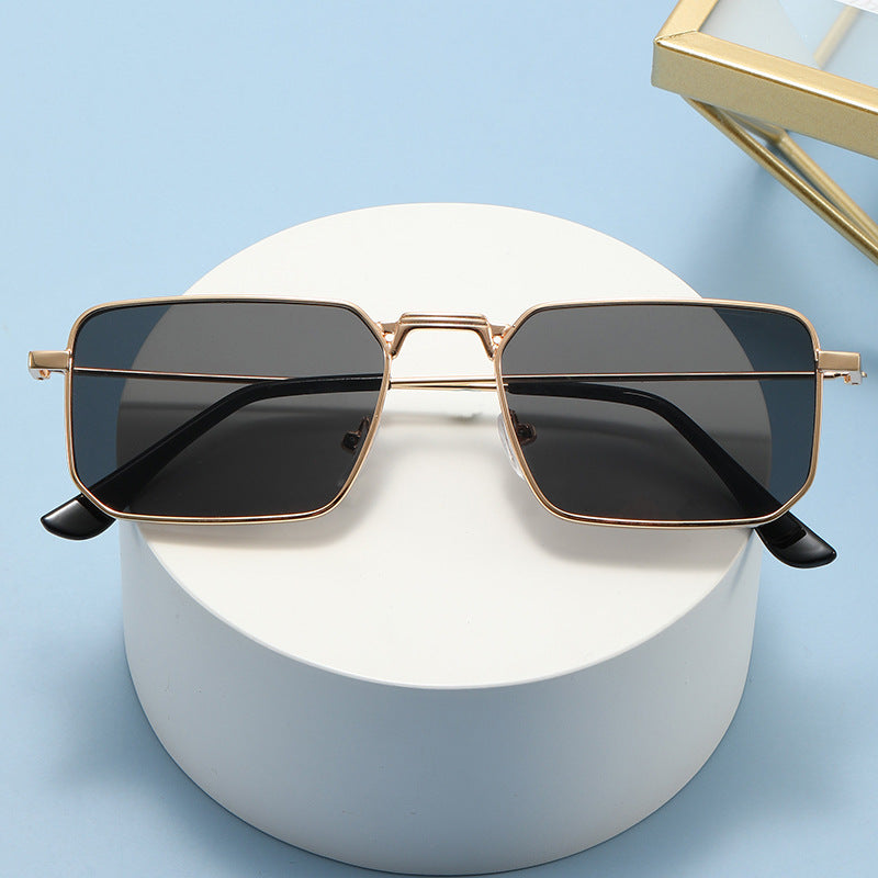 Fashionable Oversized Sunglasses in Retro Style Stornfield