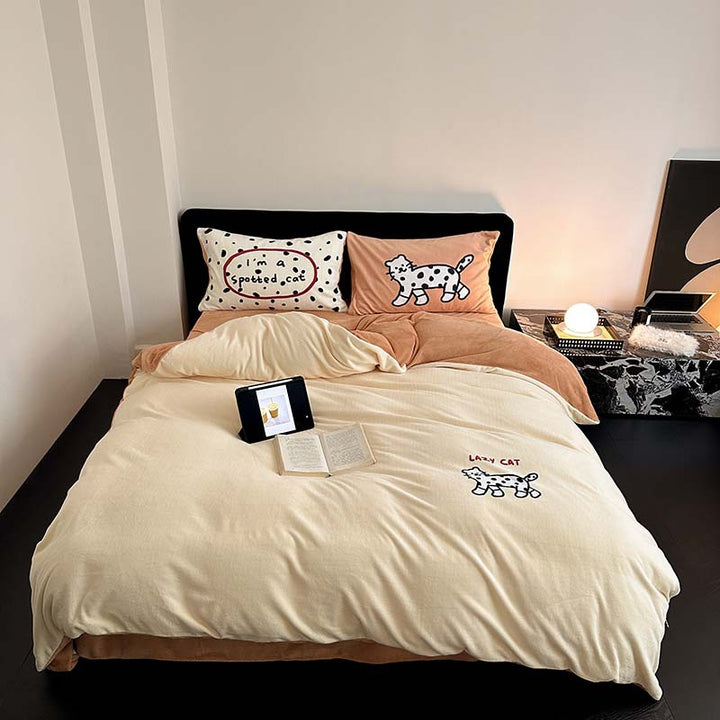 Bedding set with playful eye design and striped cotton linen