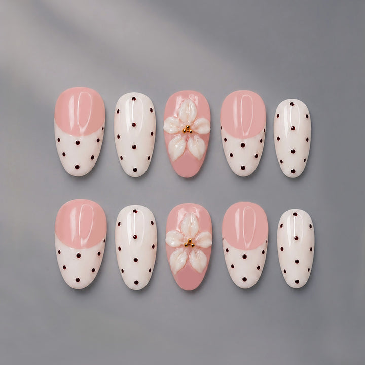 Artificial nail set with elegant flowers and dots Stornfield