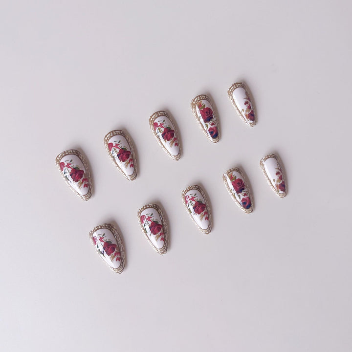 Artificial nail set with luxurious flower pattern and golden accents Stornfield