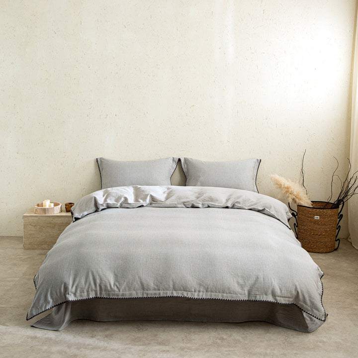 Reversible bedding set made of linen-cotton blend with fine pinstripes
